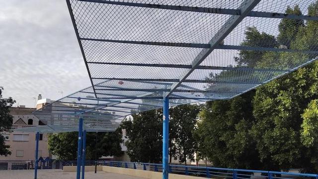 En la plaza de la Lex Flavia Malacitana, como pasa en numerosos rincones de Málaga, se ha preferido la estética sin pensar en la utilidad, a la hora de instalar esta pérgola que no da sombra y que sólo promueve el 'enceste' en el techo de los objetos más variados.