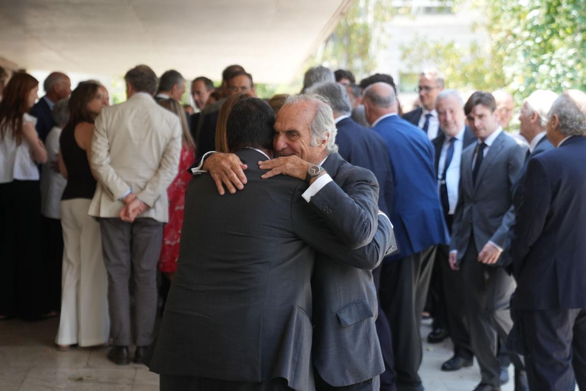 Amigos y familiares durante el funeral del expresidente de La Caixa Josep Vilarasau, en el Tanatori de Sant Gervasi, a 30 de julio de 2026, en Barcelona, Catalunya (España).