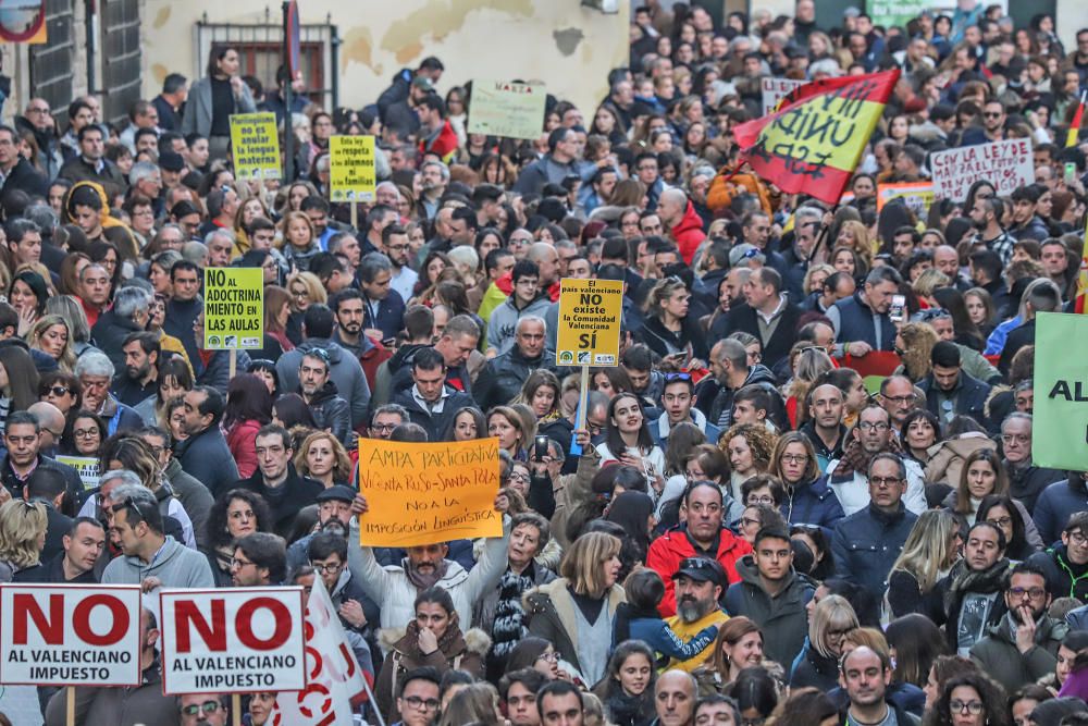 Veinte mil personas reclamaron ayer en las calles de Orihuela la derogación de la ley de Plurilingüismo