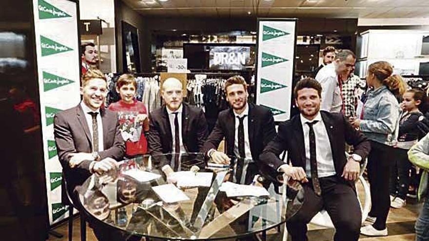 Firma de jugadores en El Corte Inglés