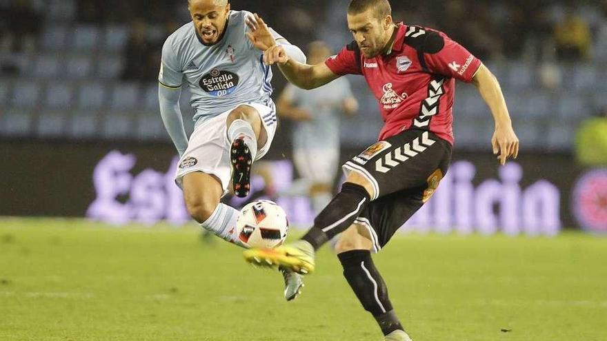 Bongonda trata de llegar a un balón durante el partido de ida. // José Lores