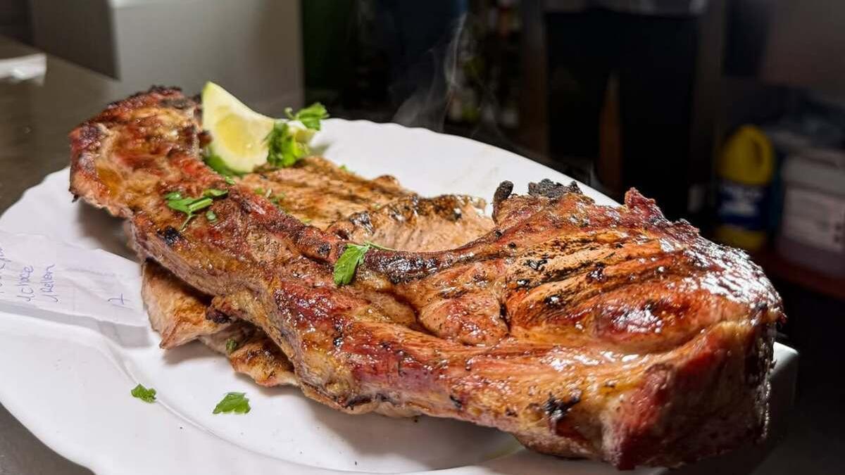 Las carnes a la brasa son la especialidad de Casa Juan