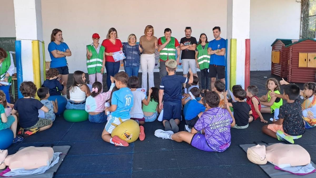 La alcaldesa Digna Rivas durante una visita a los niños del campamento de verano del pasado año.