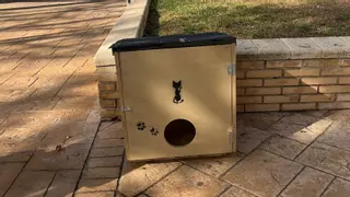 Reparación exprés de las casetas para gatos vandalizadas en Elda