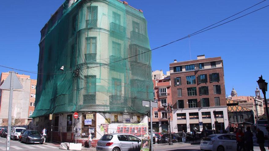 El edificio de La Mundial, en Hoyo de Esparteros, este lunes.