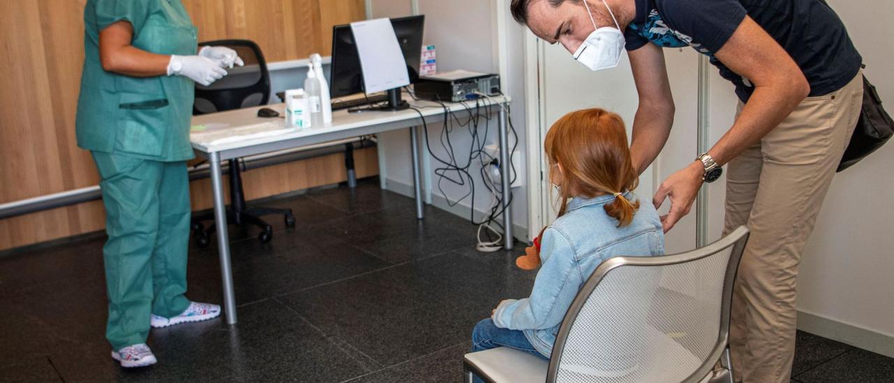 Una niña sometiéndose a una PCR en el dispositivo Kid covid.