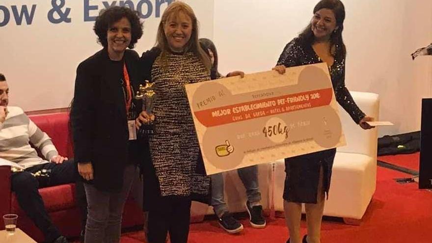 Beatriz Castro, en el centro, con el premio al mejor establecimiento turístico para mascotas de España, concedido al hotel Cons da Garda.