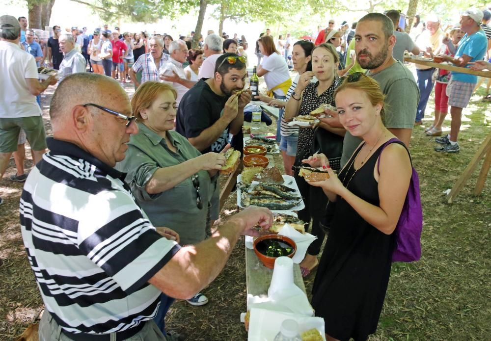 Cientos de personas celebran una sardinada en Nigrán para celebrar el inicio del verano.