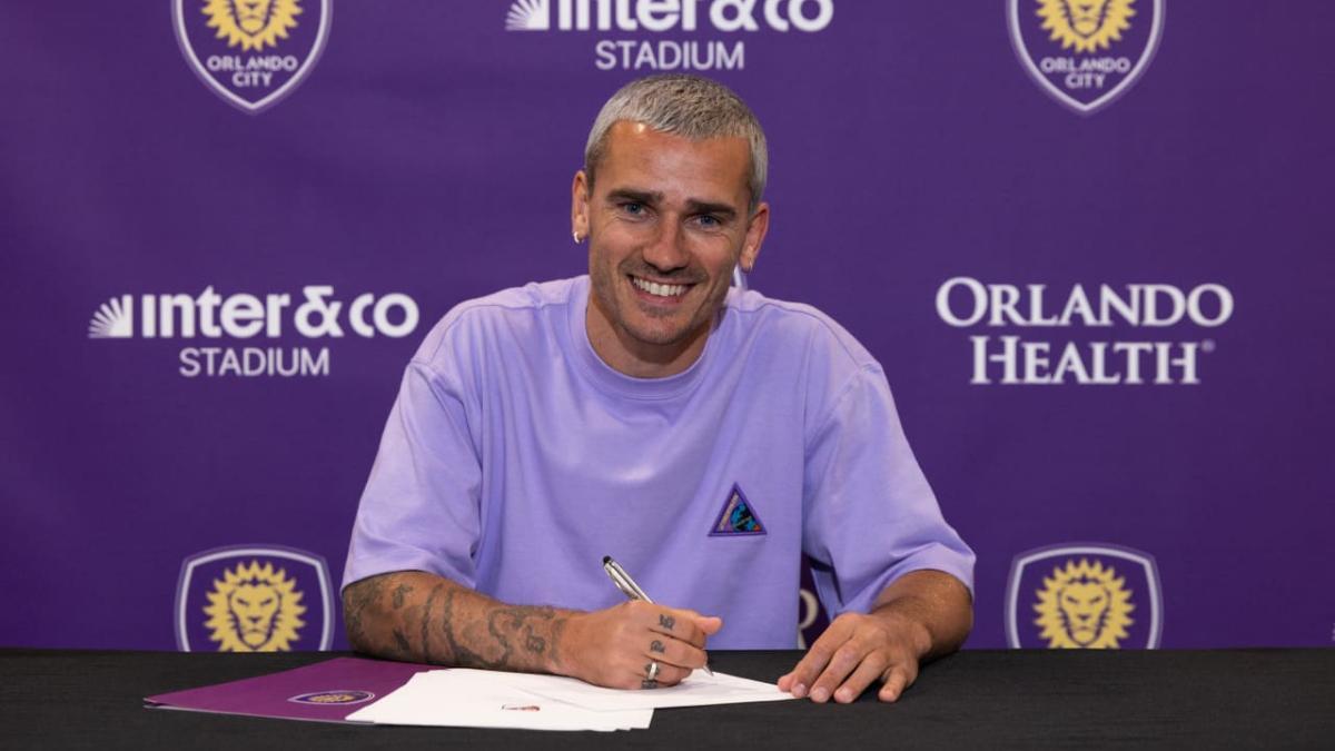 Griezmann firmando con el Orlando City