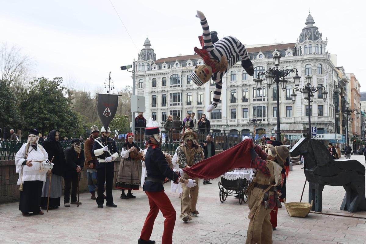El pasacalles de los Mazcaritos por las calles de Oviedo