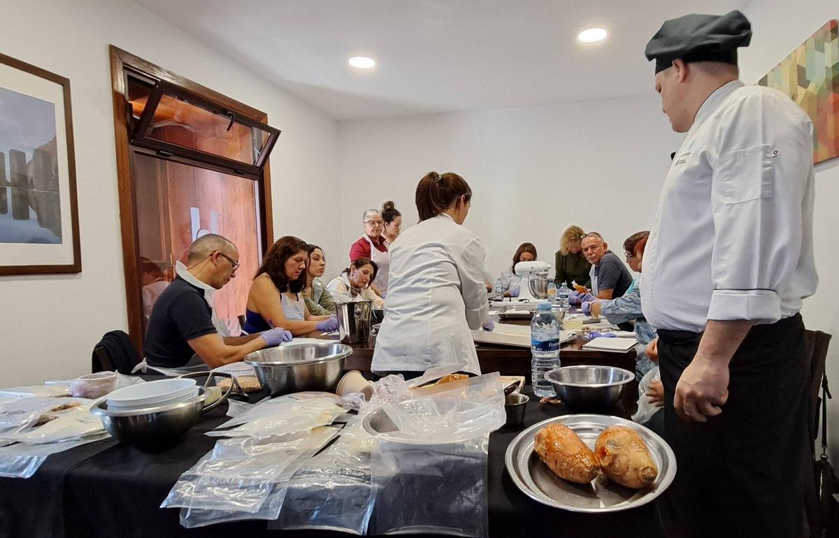 Carlos Bruno y Betsy Afonso en un momento del taller de dulces navideños.