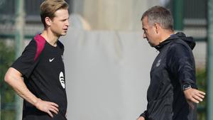 Frenkie de Jong charla con Flick en el último entrenamiento del Barça antes de jugar contra la Real Sociedad en San Sebastián.
