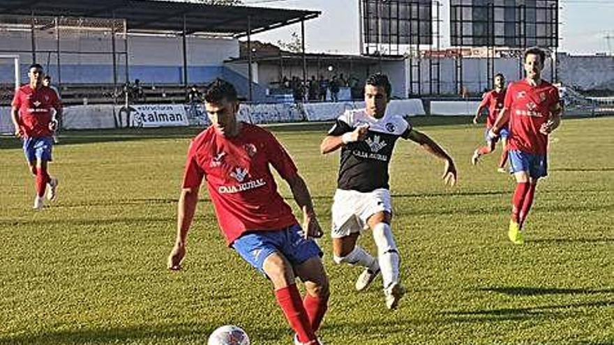 Dani Hernández persigue a un jugador local que se dispone a recortar ante su entrada.