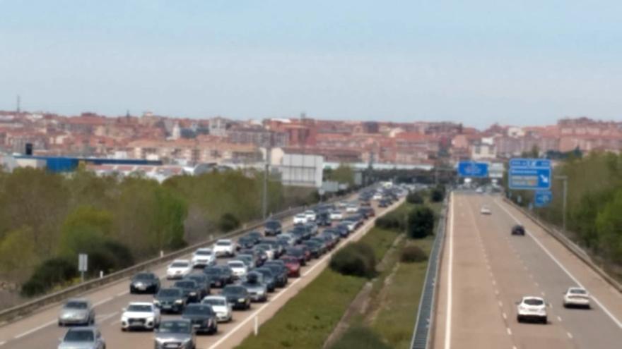 Grandes retenciones en la A-6 en Benavente, en la Operación Retorno de Semana Santa