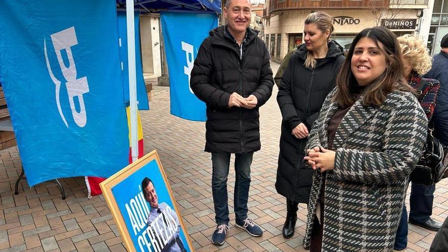 El PP sale a la calle en Benavente para acercar a vecinos y visitantes un programa “comprometido con las personas”