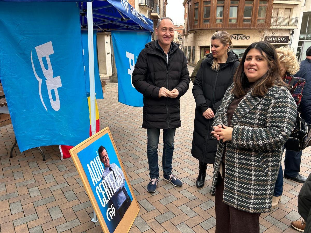 Representantes del PP en la mesa informativa de este jueves, en la Plaza de Santa María de Benavente.