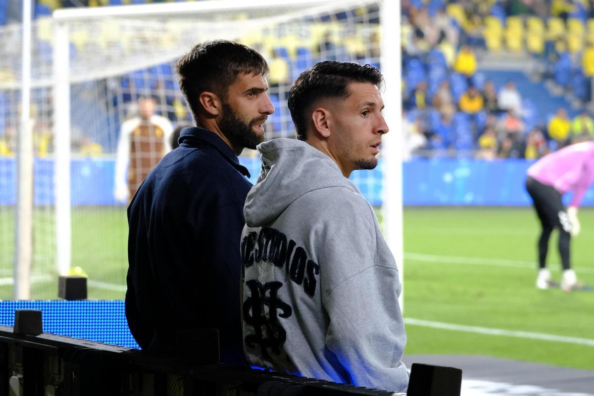 Pejiño e Iván Gil, ayer, descartados, antes de la disputa del pulso ante el Castellón.