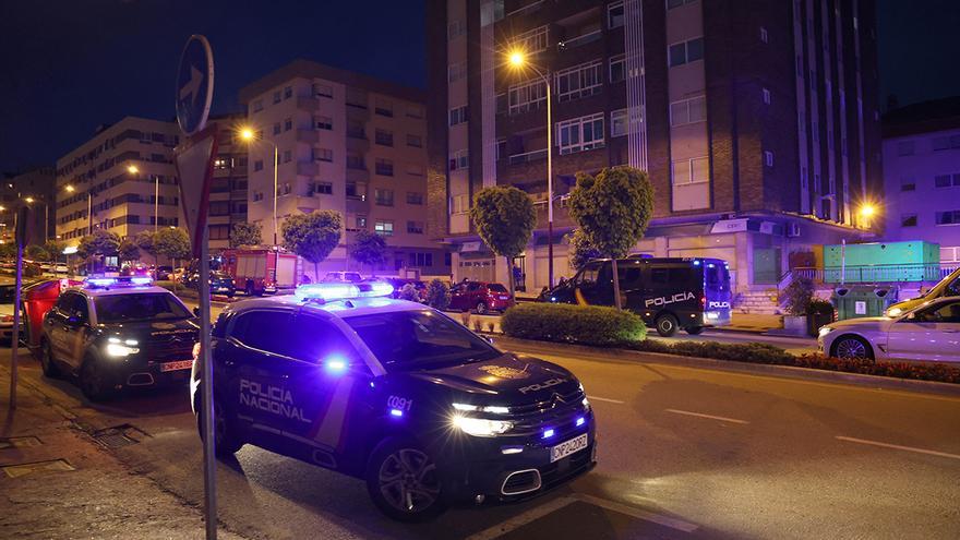 Un joven rompe en balde el escaparate de una tienda de móviles de Vigo