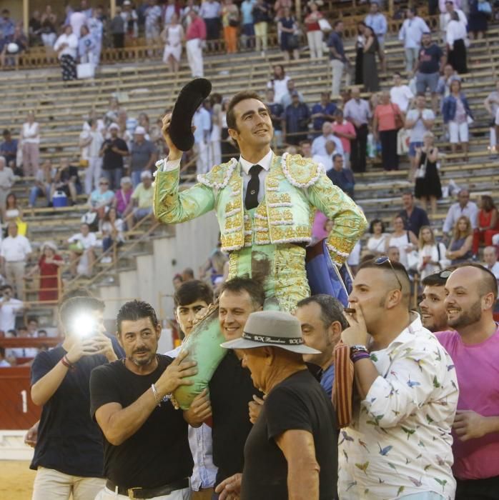 El torero granadino desoreja a un gran ejemplar de Luis Algarra tras un magistral tercio de banderillas