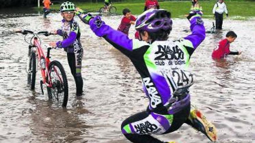 Varios participantes juegan en un charco que había en La Morgal. / irma collín