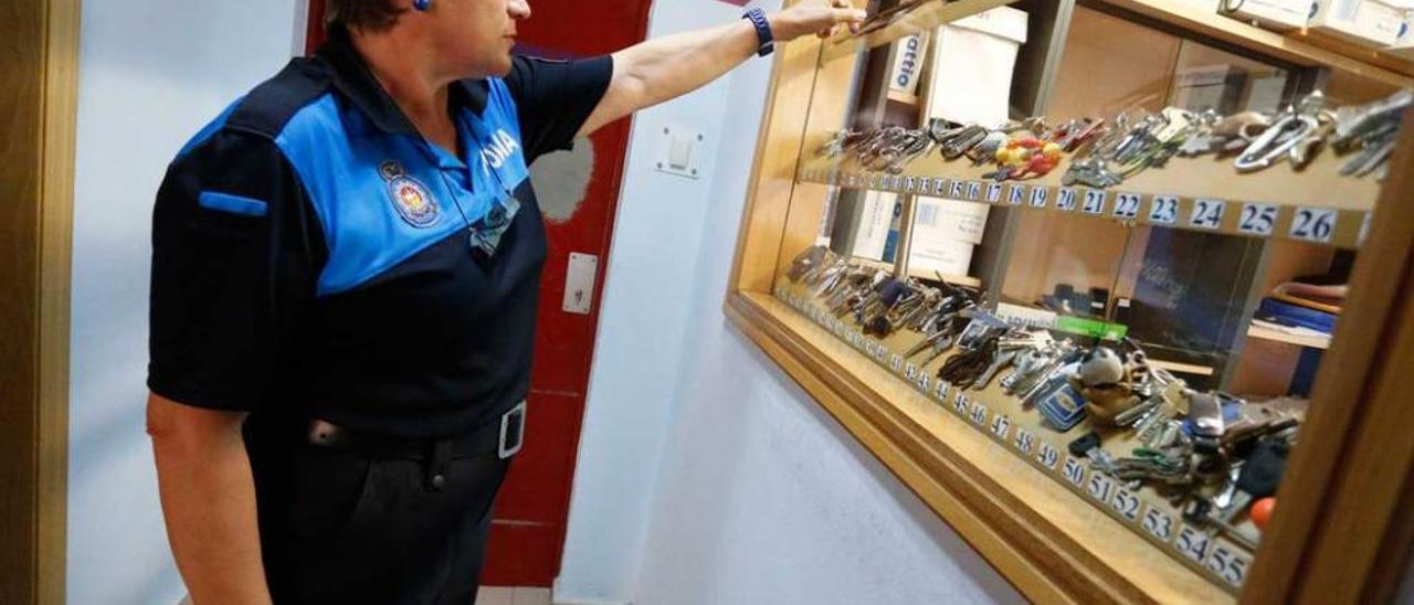 La agente Antonia González, mostrando en la Comisaría la sección de llaves perdidas.