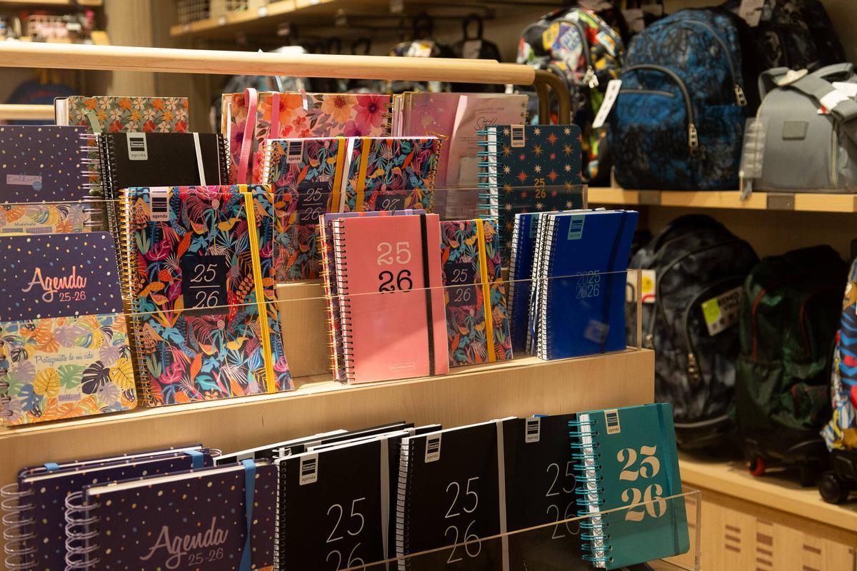 Estantería de material escolar, en un centro comercial de Barcelona.
