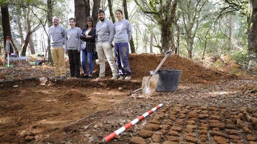 Silva, en el centro, junto a los cuatro arqueólogos, ayer, en el Castro de Sampaio. // Bernabé/Javier Lalín