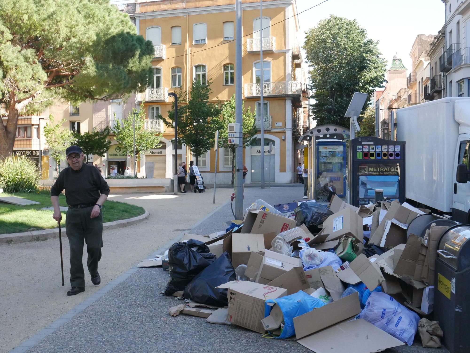 Figueres continua patint la vaga d'escombraries una setmana després