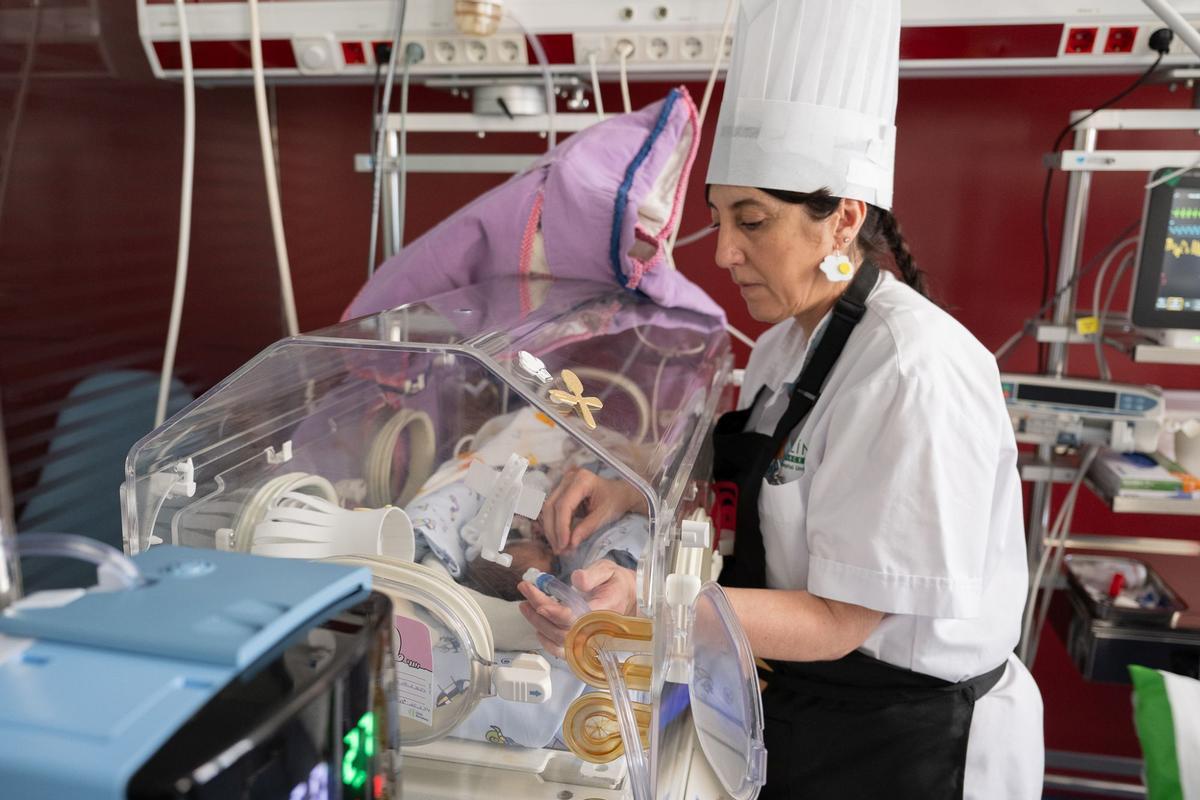 Los bebés ingresados en la UCI neonatal del Clínic se convierten en pequeños cocineros por Carnaval