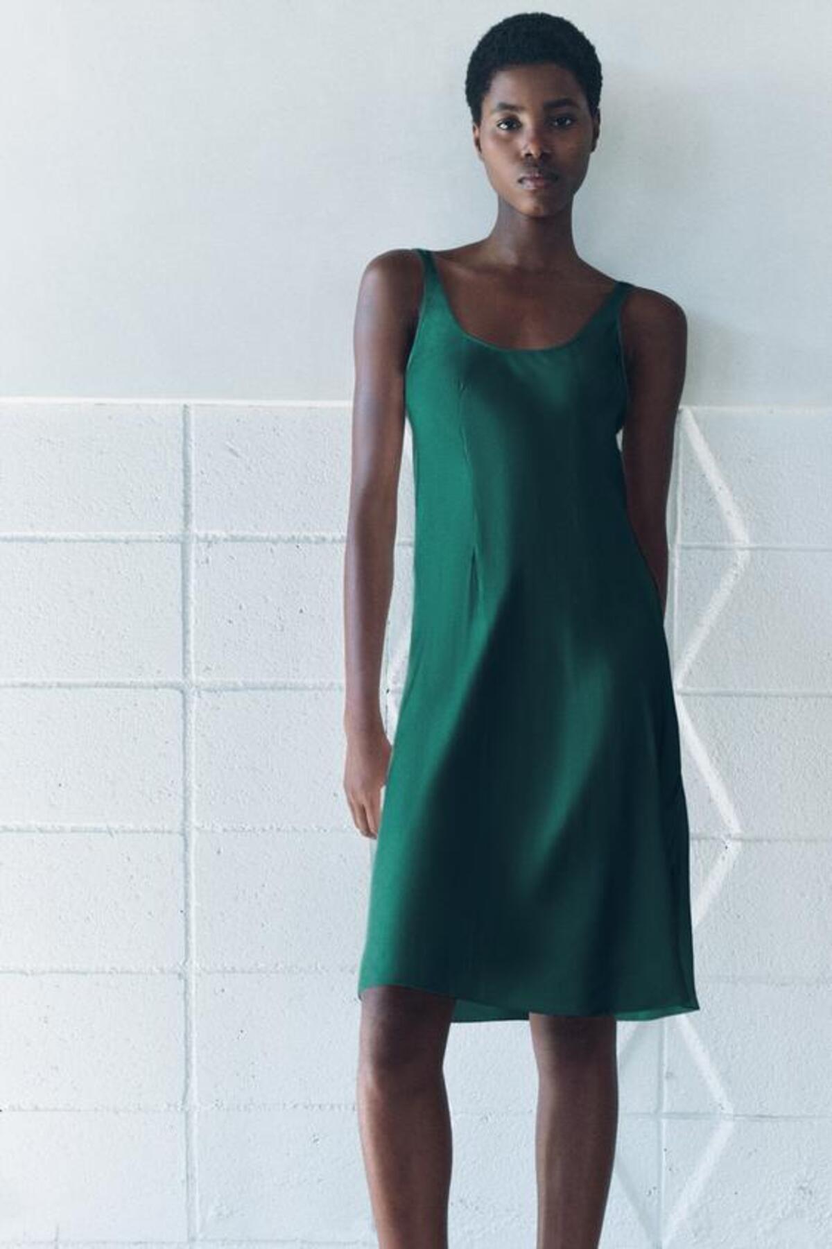 Vestido verde de Zara.