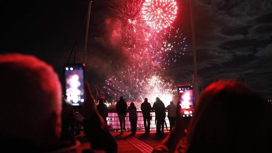 EN IMÁGENES: Así se vivió la noche de los fuegos de San Agustín en Avilés