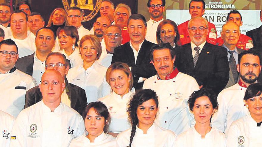 Juanjo Soria (1ª fila), en el acto de apertura de la 1ª promoción de Gastronomía, asistiendo grandes chefs con Joann Roca.