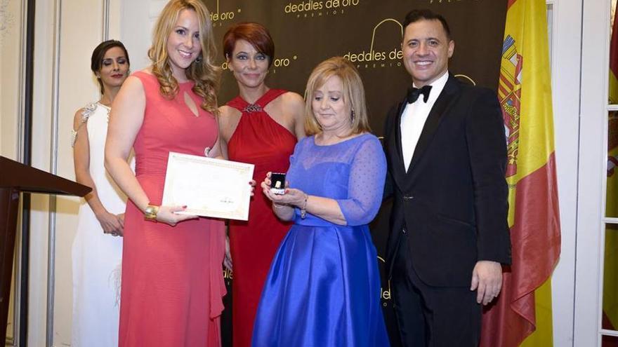 Ana torres recibe el dedal de oro a su trayectoria profesional