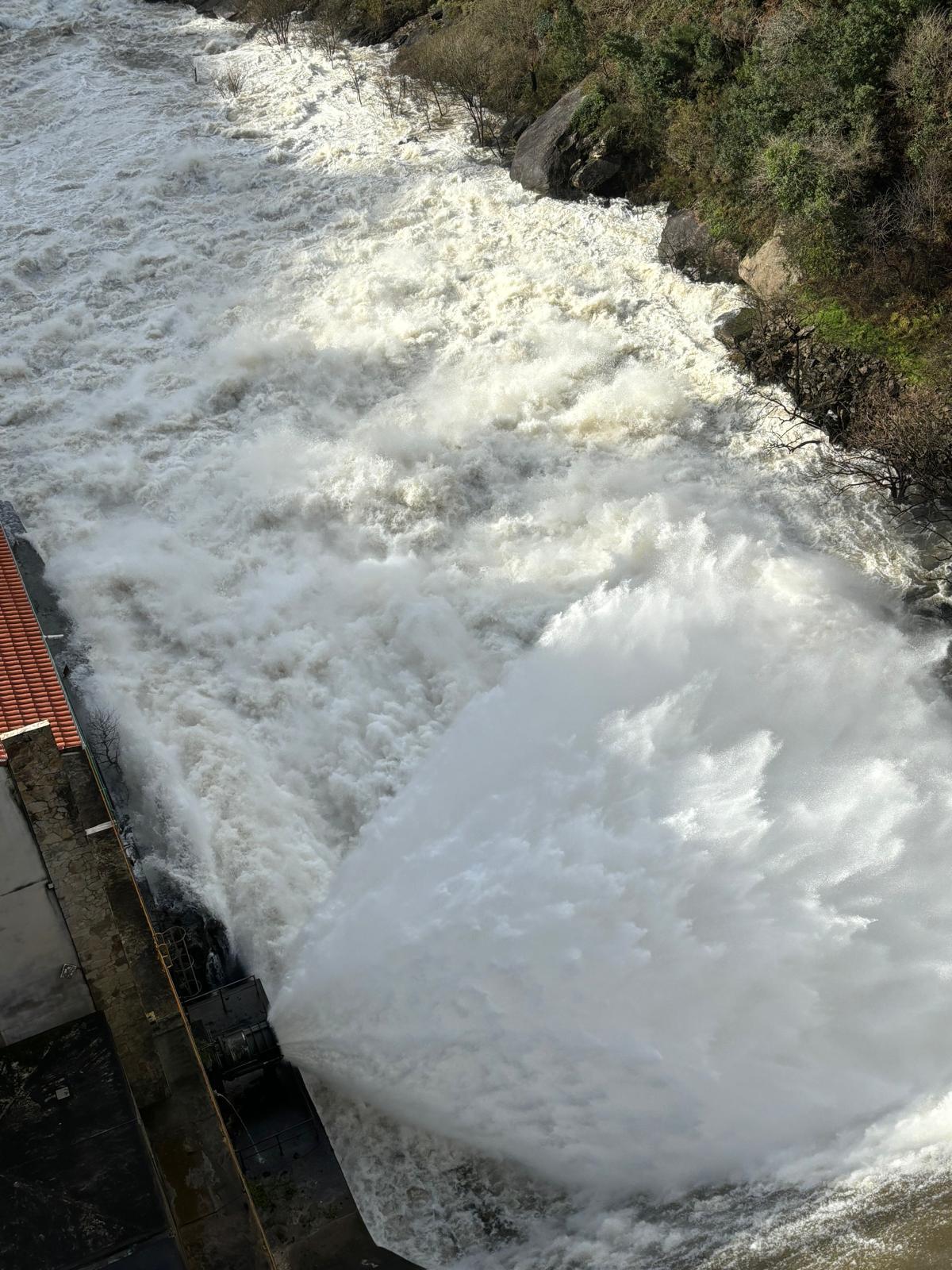 Apertura de comportas no encoro do río Tambre, en Noia.