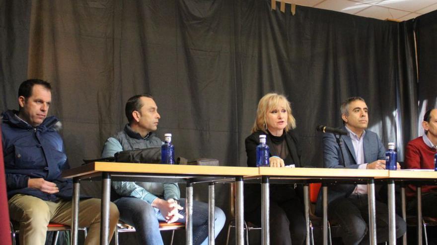 Encuentro en Ferreras de Abajo entre la delegada territorial Leticia García y los propietarios y vecinos del municipio. | Araceli Saavedra