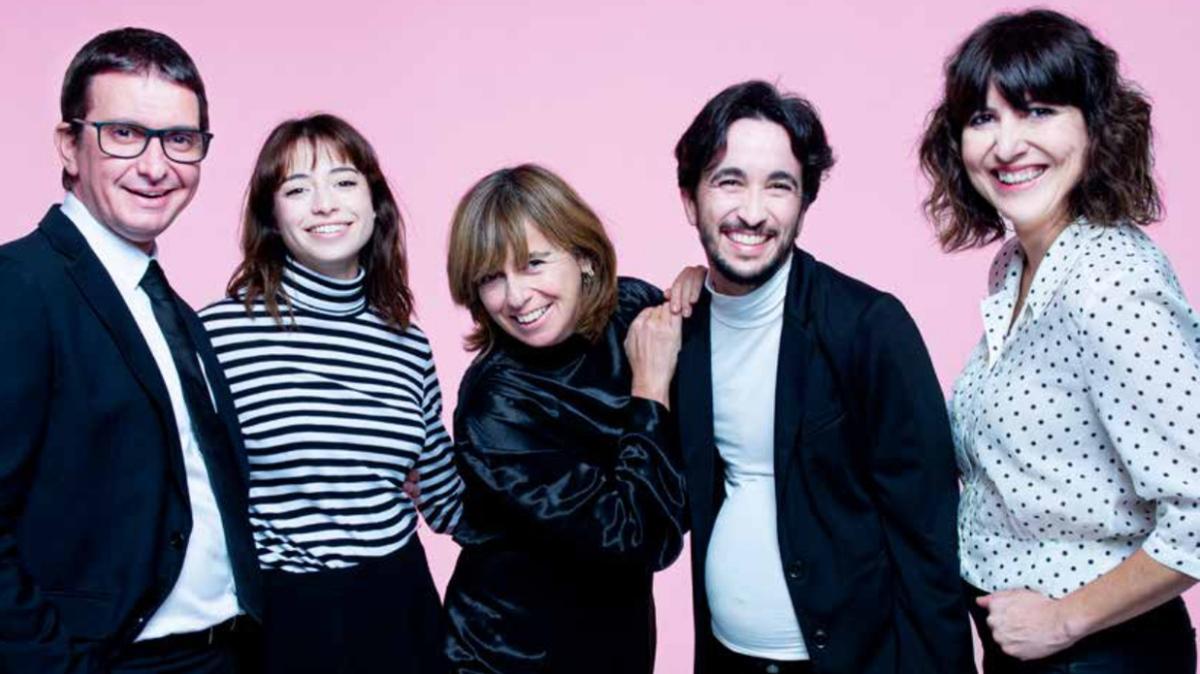 Carol López (en el centro) con los cuatro actores de esta comedia.