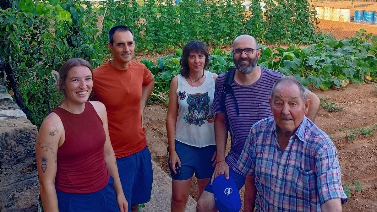 L'equip de l'Espigall fent prospecció en un hort de la comarca de l'Alt Empordà a la recerca de llavors antigues.