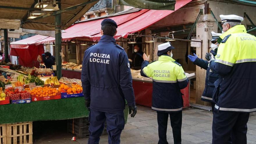 Policías supervisan la cuarentena en Venecia (Italia).