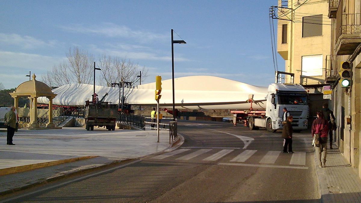 Un camión de gran tonelaje atraviesa la N-232 a su paso por Alcañiz.