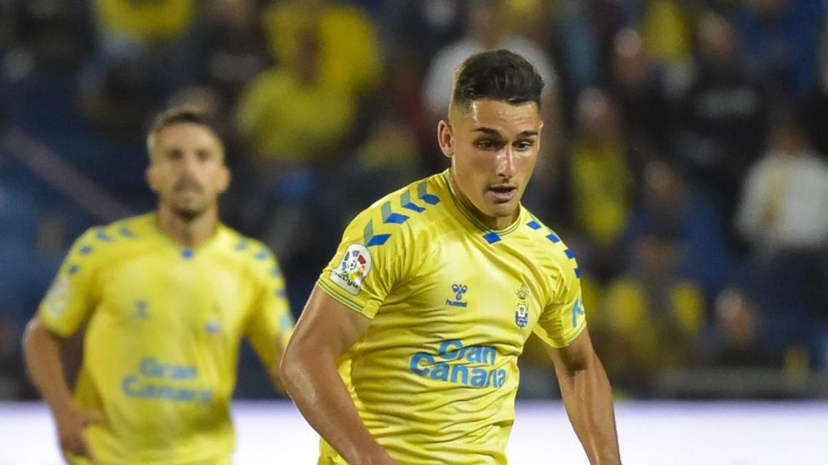 Sergi Cardona, en carrera durante el encuentro ante el Oviedo en Siete Palmas. | | ANDRÉS CRUZ