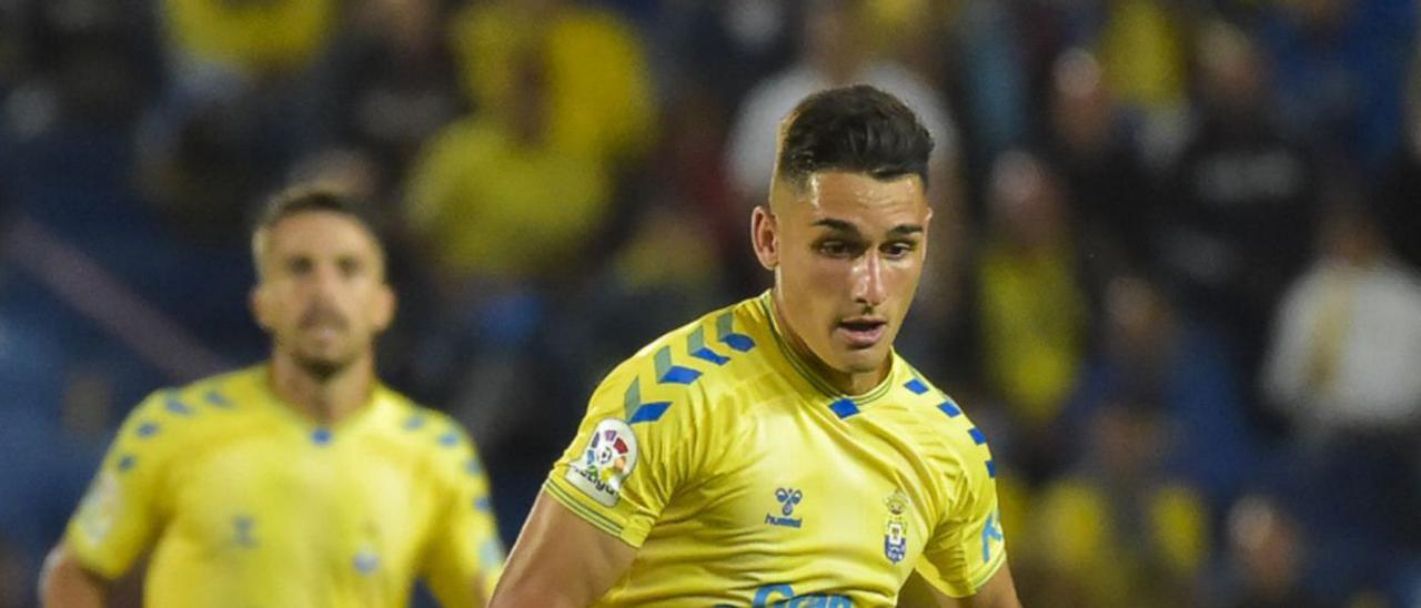 Sergi Cardona, en carrera durante el encuentro ante el Oviedo en Siete Palmas.