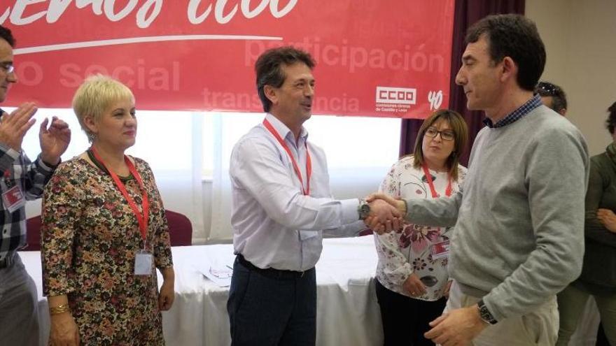 Manuel Prieto recibe la felicitación de Ángel Hernández.