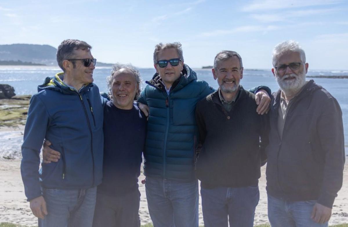 Carlos Carrera, Xurxo Estévez, Juanjo Otero, Santos González y Rafa Cid cuarenta años después d recorrer en canoa los 317 kilómetros del río Miño. Foto: orioquenosmove.gal