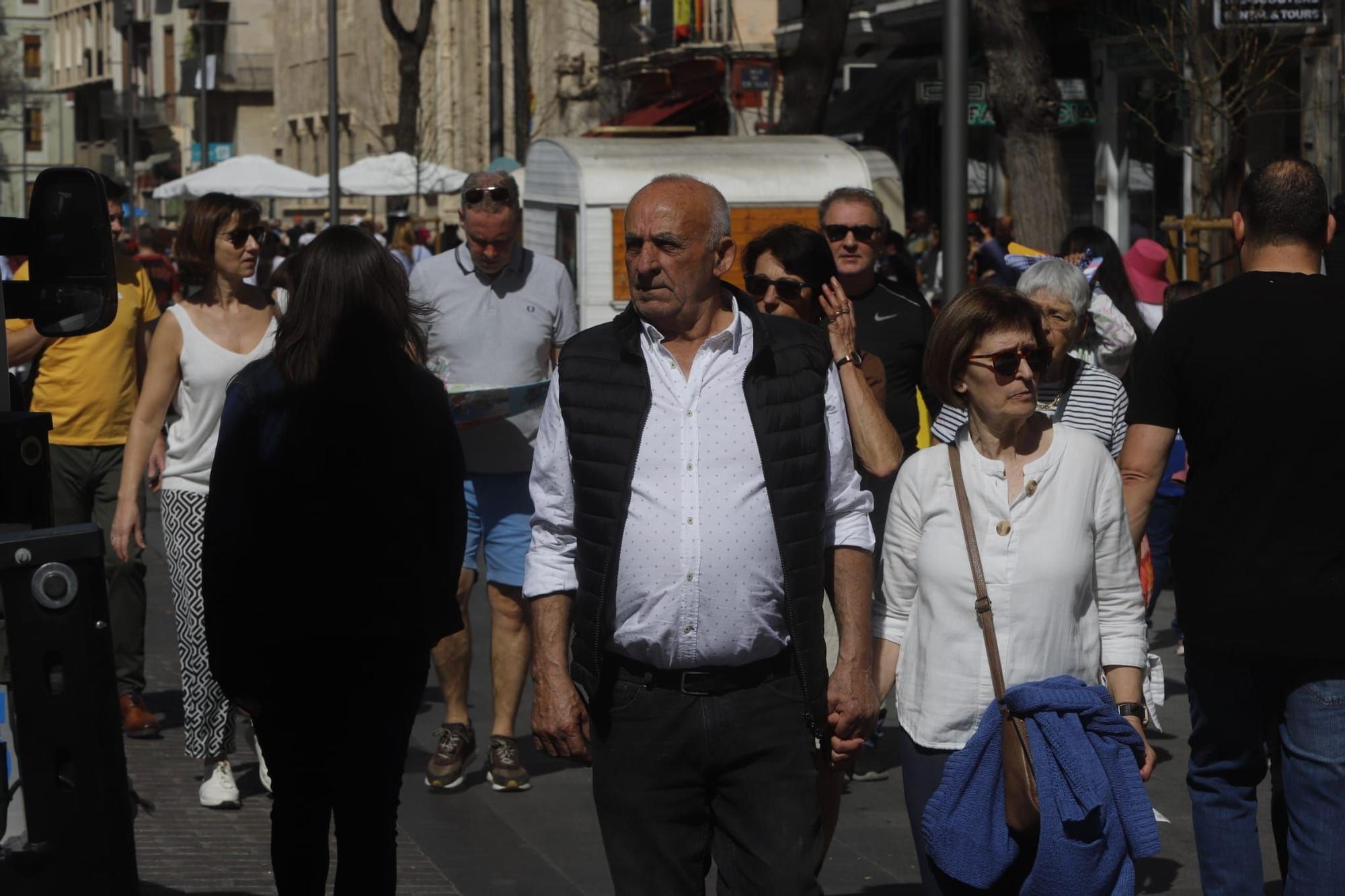 El ambiente fallero y el calor, protagonistas este domingo en València