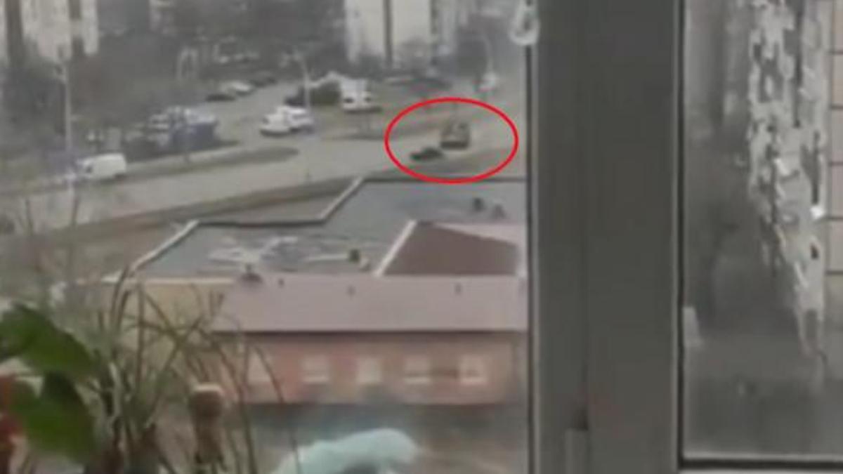 Un tanque ruso embiste y aplasta un coche en Kiev