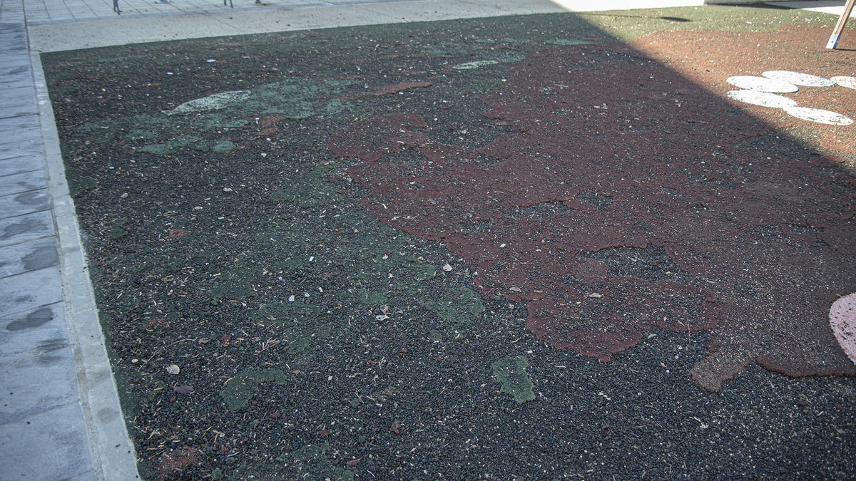 Suelo de caucho en mal estado en el parque de Cuartón del Cortijo.