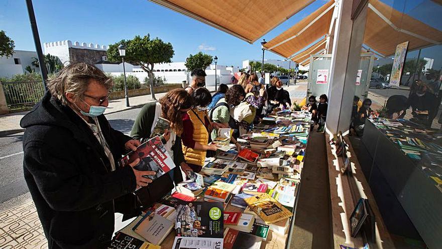 Puesto de libros instalado en el exterior de las dependencias municipales de Sant Jordi