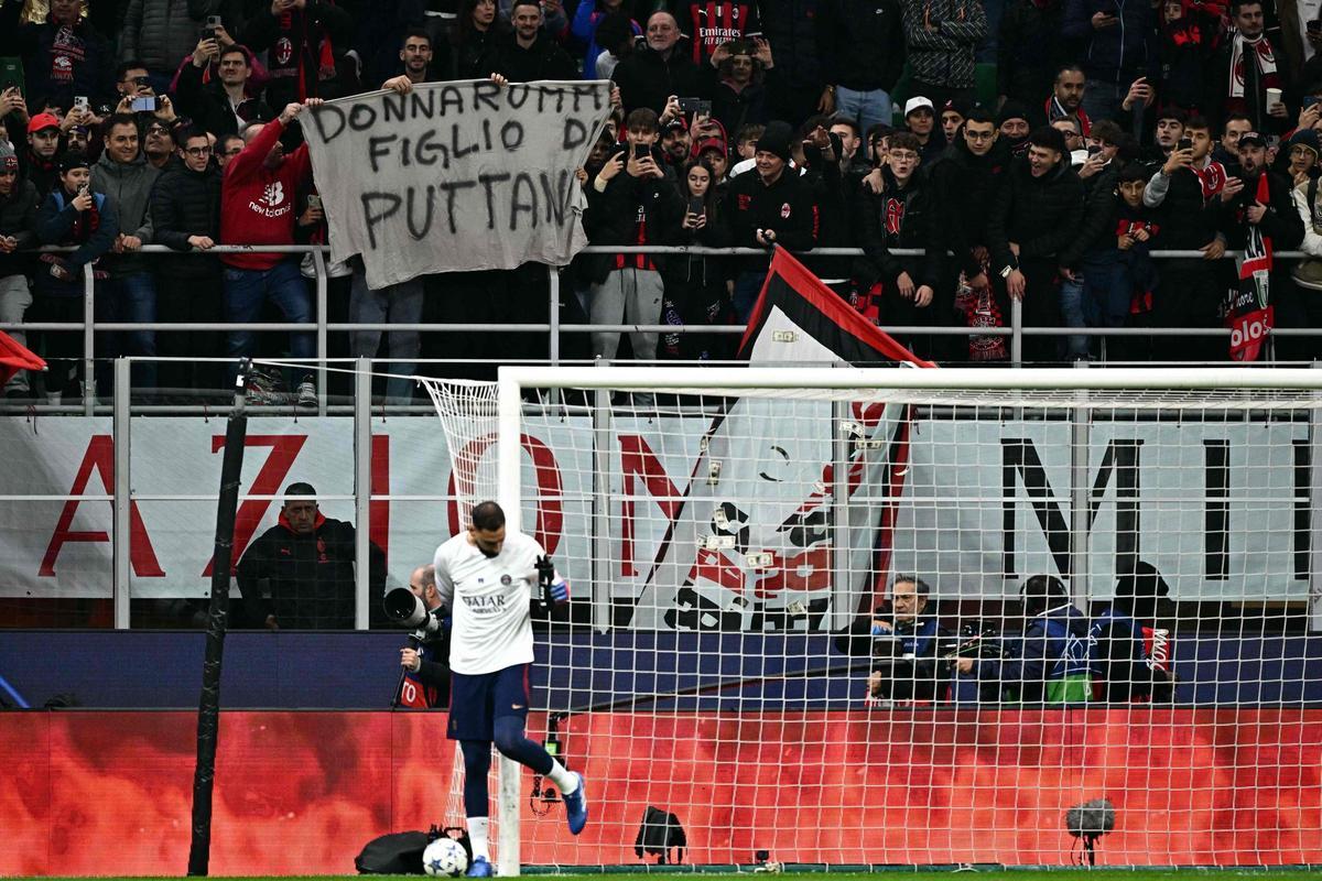 ¡Lluvia de insultos y billetes! Así han recibido en Milán a Donnarumma ¡Lluvia de insultos y billetes! Así han recibido en Milán a Donnarumma