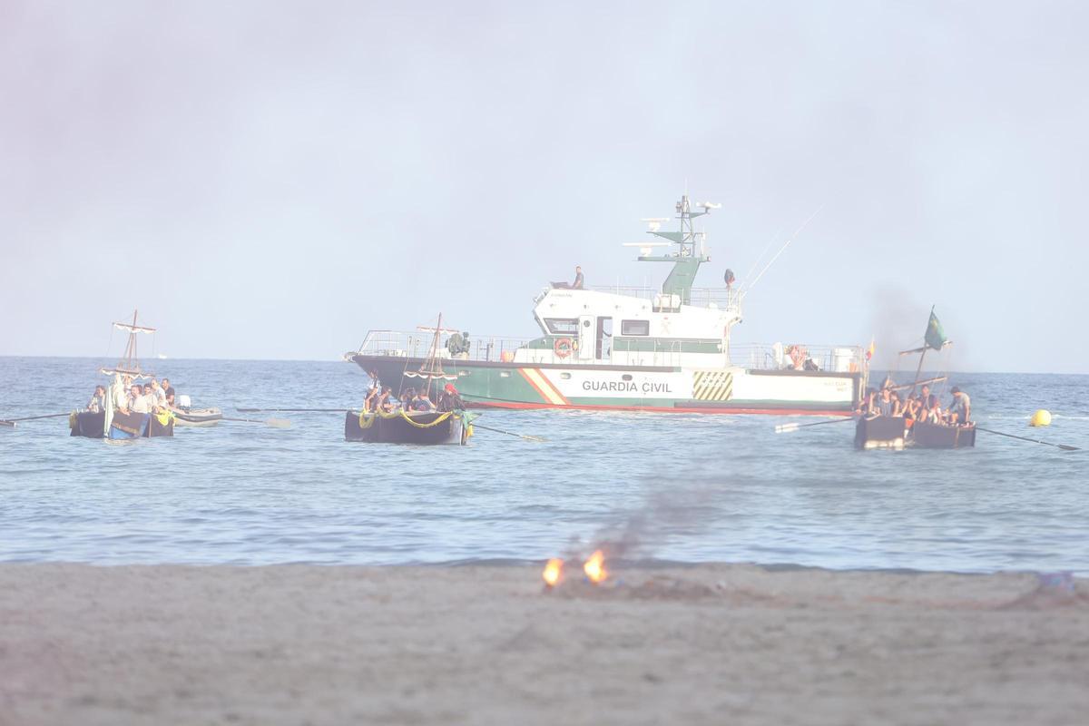 Los faluchos berberiscos acercándose a la playa.