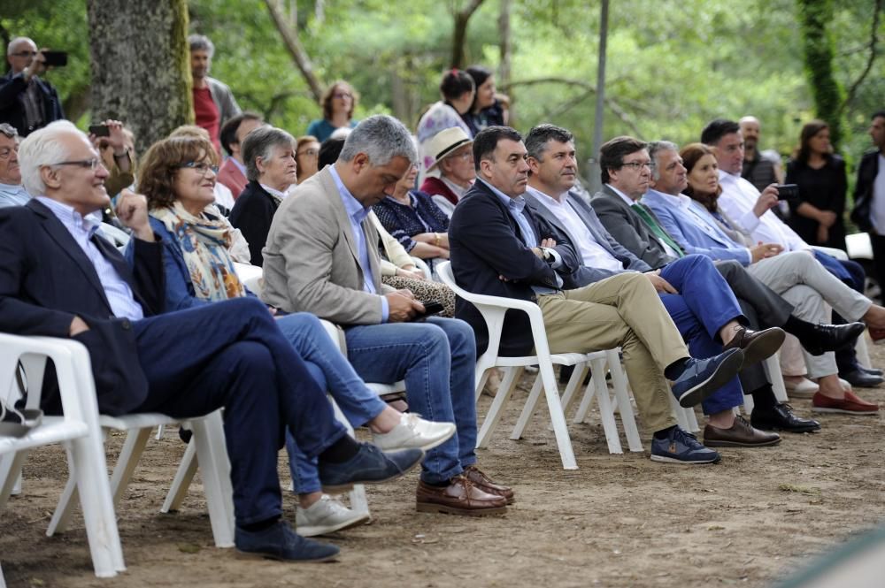 La Fundación Xosé Neiras Vilas celebra hoy su Xuntanza de Confraternidade con motivo del XXV aniversario de su creación. Hasta las Ínsuas de Gres (Vila de Cruces) se acercaron diferentes artistas.